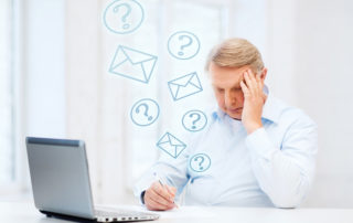 personne stressée par ses mails