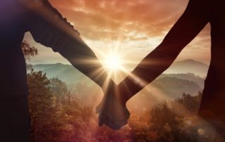 Main dans la main face au stress