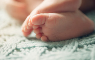 Stress de la crise et tabac : deux dangers équivalents pour les nourrissons